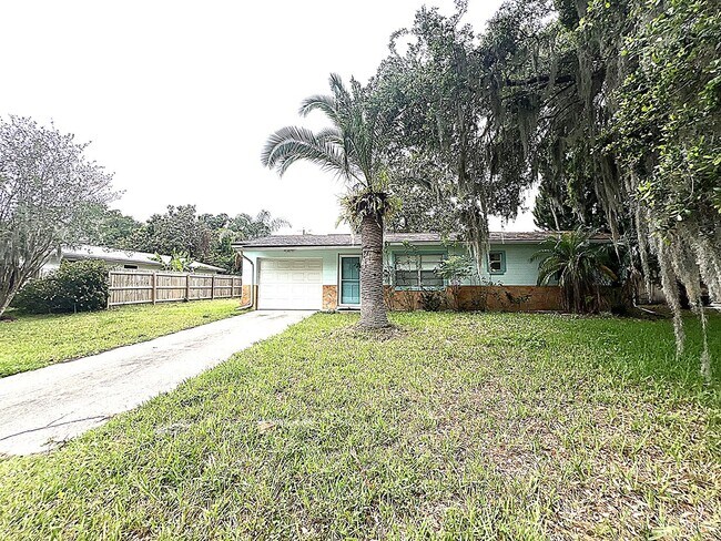 Building Photo - Charming 2 bedroom 1.5 bathroom home