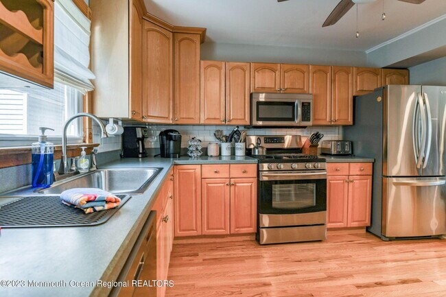 Building Photo - 6 1/2 Embury Ave