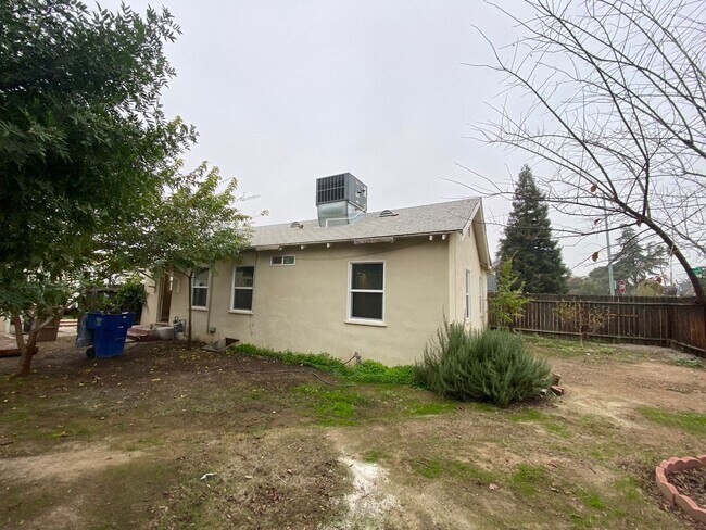 Building Photo - Follow the yellow brick to this Remodeled 2 BD 1 BA House in NE Bakersfield
