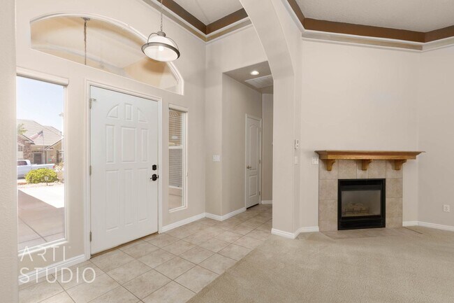 Building Photo - Stunning 3-Bedroom Home with Private Backy...