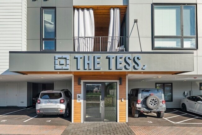 Building Photo - 946 Saratoga St