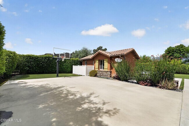 Building Photo - 9651 Sagebrush Ave