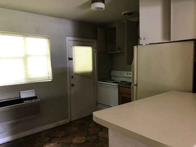 Building Photo - 2 Bedroom Duplex on Hancock Street - Available now!