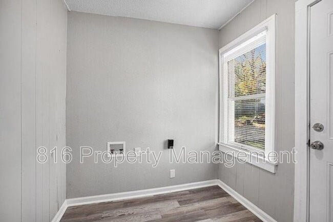 Building Photo - 2922 Bales Ave