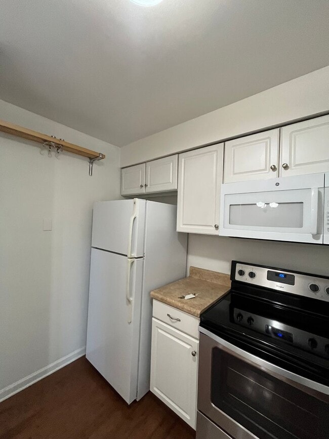 Building Photo - 2 bed/1.5 Bath Condo in Green Hills, Commu...