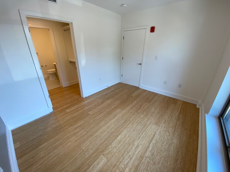 Building Photo - 74 Ashford St