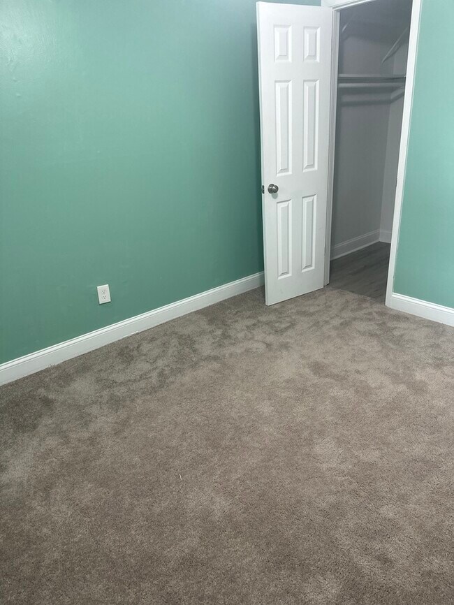 Building Photo - Beautifully Remodeled 4Bed/2.5Bath Townhome