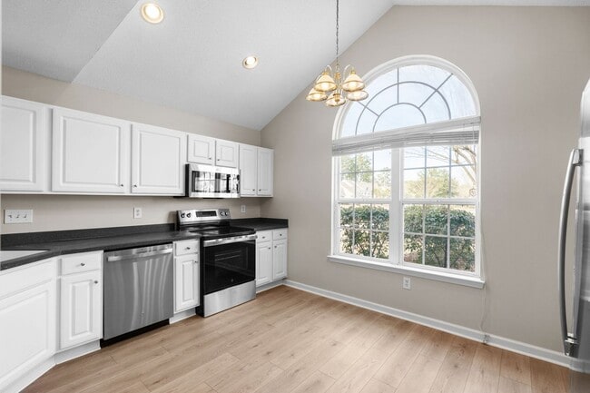 Building Photo - 571 Riverward Dr