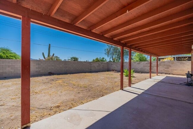 Building Photo - Charming 3-Bed Home with Spacious Backyard...