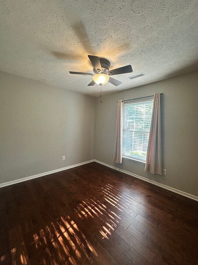 Building Photo - Charming 3-Bed Home with Fenced Yard!