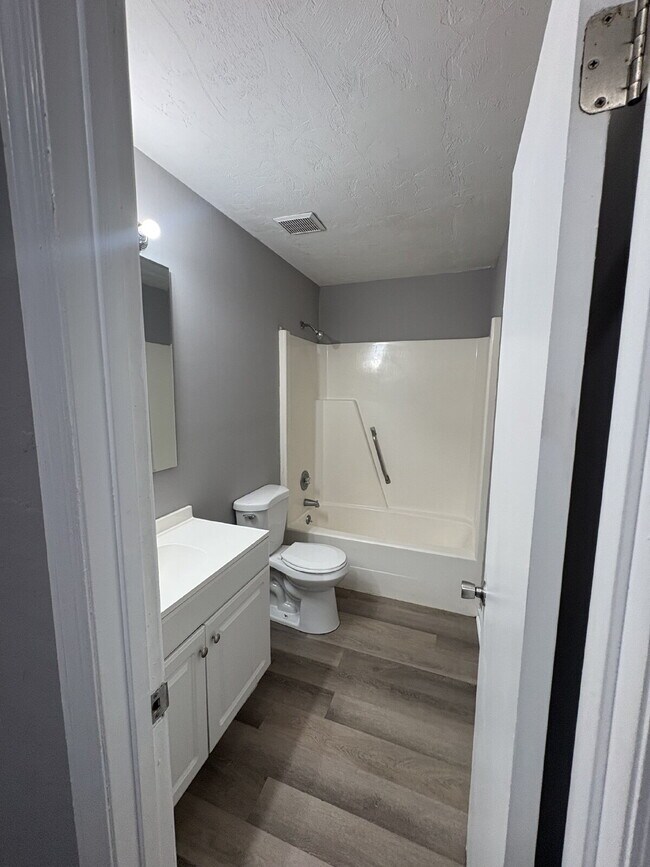 Building Photo - Recently Remodeled 2 Bedroom 1 Bathroom Duplex!