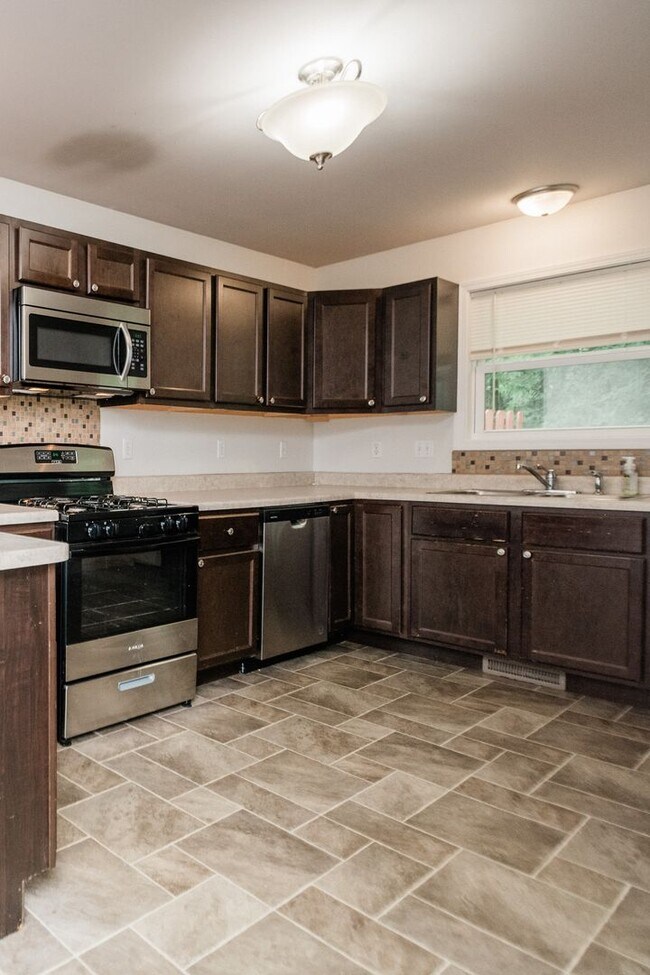 Building Photo - 397 Plymouth Rd