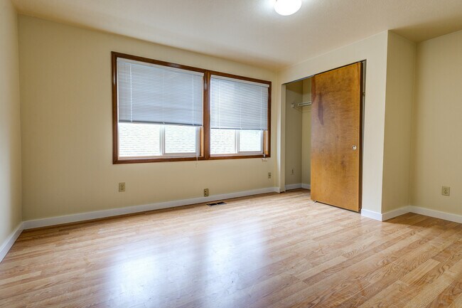 Building Photo - 8bed, 4 BA House, Close to University Village!!