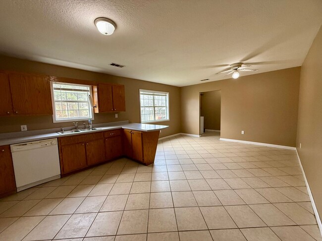 Building Photo - 3 Bedroom/1 Bathroom Home in Paragould AR - - $1,000 MOVES YOU IN!