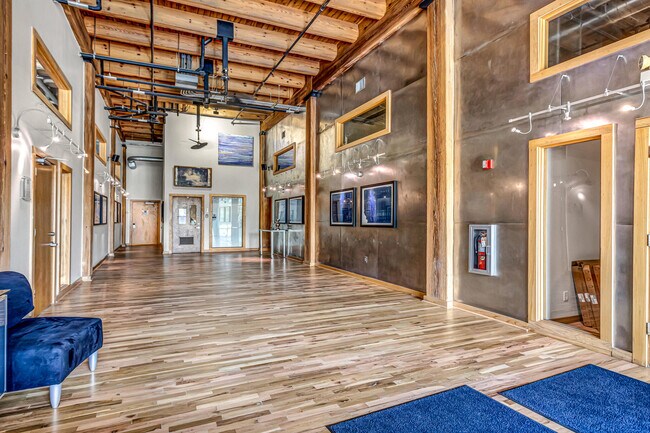 Building Photo - 413 N 2nd St