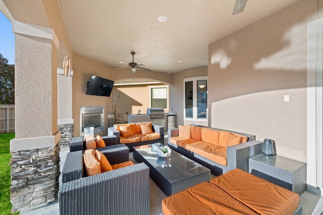 Building Photo - 21603 Christopher Lake Ct