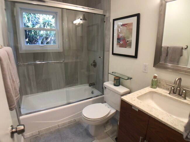 Building Photo - 422 Pacific St