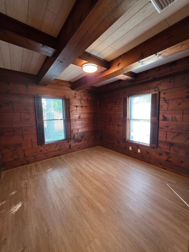 Building Photo - Charming Murray Hill Home with Modern Upda...