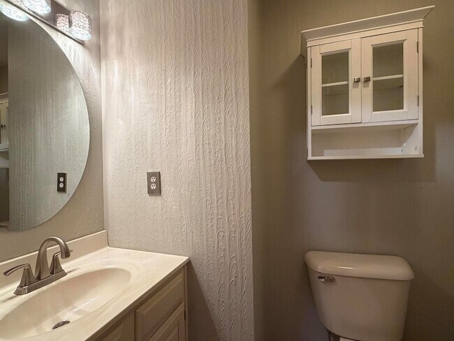 Building Photo - 17 Bayberry Dr