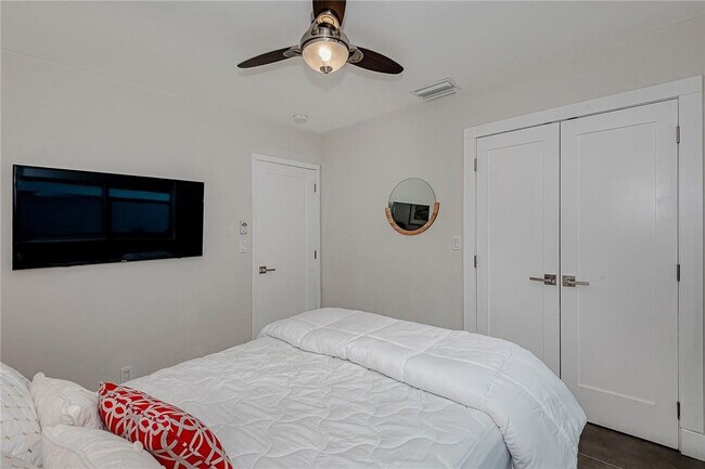 Building Photo - 3321 NE 18th St