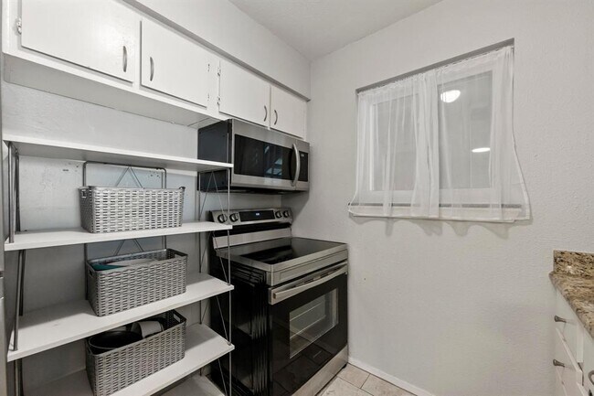 Building Photo - 6903 Deatonhill Dr