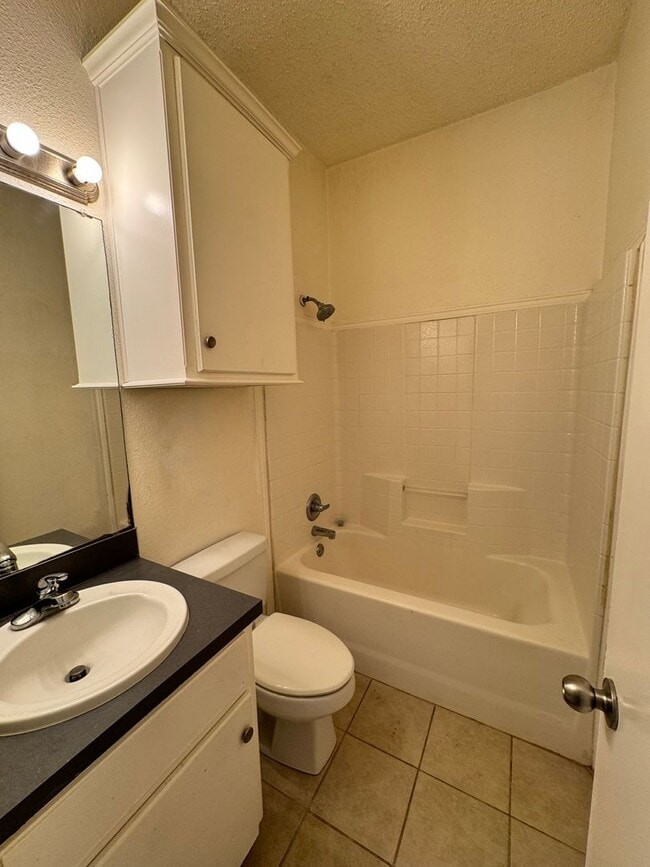 Building Photo - 4 Bedrooms at an Amazing Price!