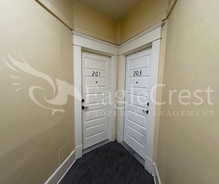 Building Photo - 105NSP