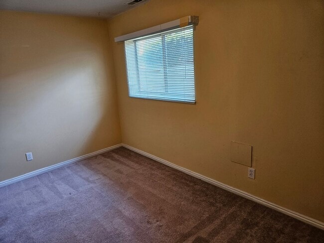 Building Photo - Beautiful 3 Bedroom/2.5 Bathroom in Midvale