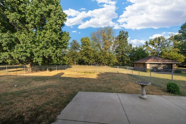 Building Photo - 8430 N Oaklawn Dr