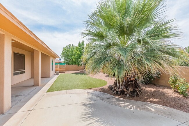 Building Photo - Beautiful Home in the Golf Course Area