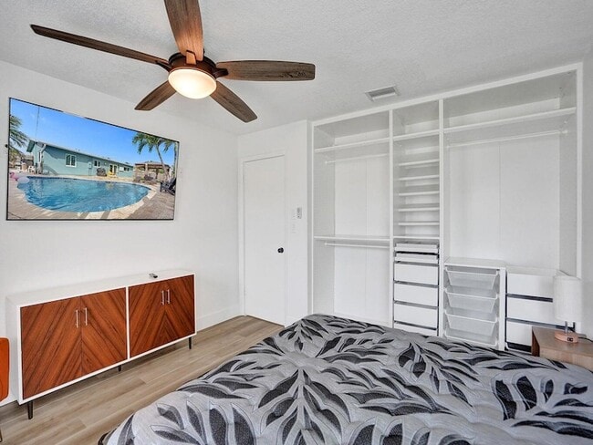 Building Photo - 2750 NE 10th Ave