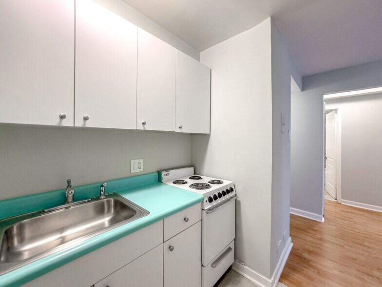 Building Photo - 450 W Wellington Ave