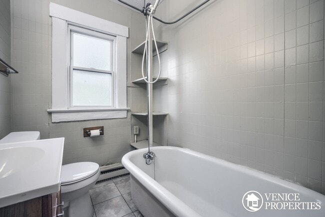 Building Photo - Charming 2BR on Lane and Indiana
