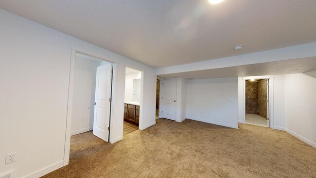 Building Photo - BEAUTIFUL 4-BEDROOM TOWNHOME FOR RENT