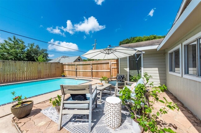 Building Photo - 11 10th Ave N