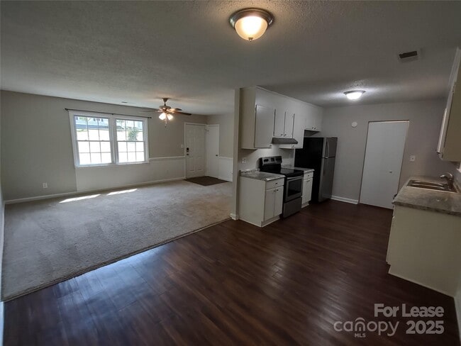 Building Photo - 710 Sharon Dr