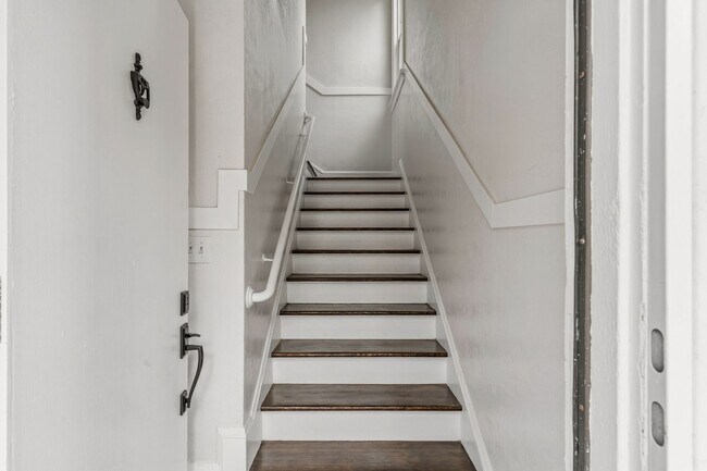 Building Photo - Fully Renovated 2 Bed, 1 Bath Oakland Home with In-Unit Laundry