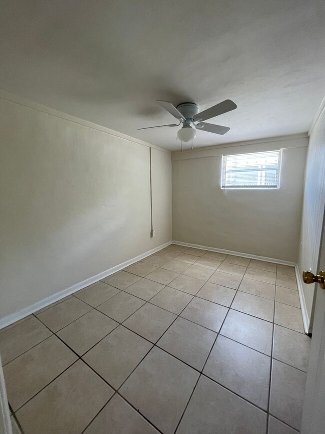 Building Photo - Fall 2026 2/1 Near Norman Hall & Sorority Row Grad Special