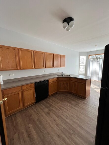 Building Photo - 1470 Millbrook Dr