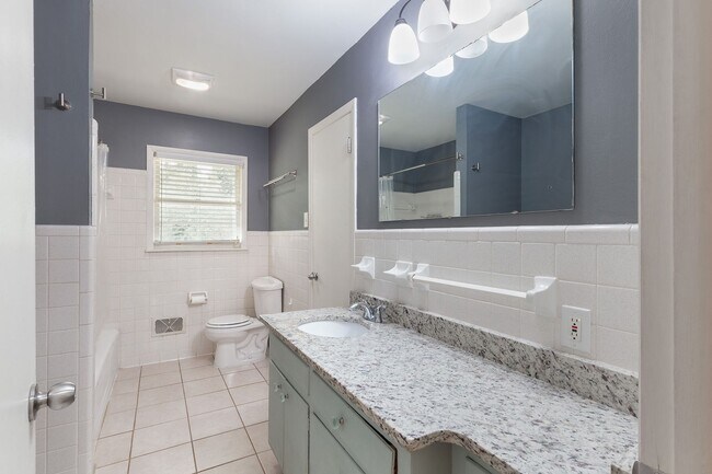 Building Photo - Very Spacious 4/3 w/ Finished Basement in ...