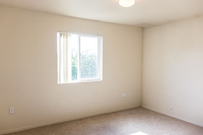 Building Photo - Garfield Duplex 5