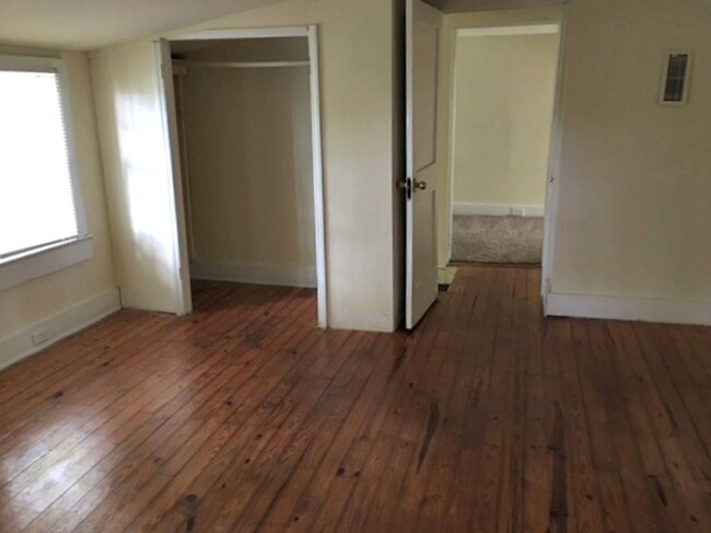 Building Photo - Move-in Ready NOW! Freshly updated, great ...