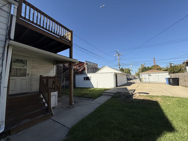 Building Photo - 4844 W Montrose Ave