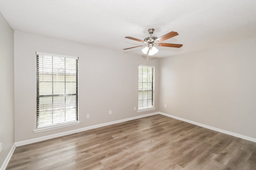 Building Photo - 874 Long Lake Dr