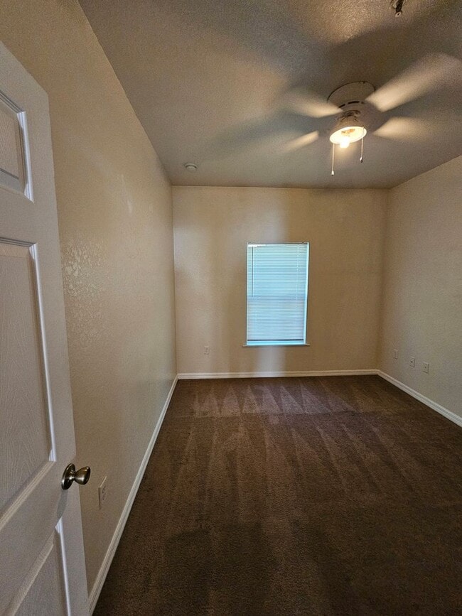 Building Photo - 2/2 ( Eagle Trace) Charming, updated townhome
