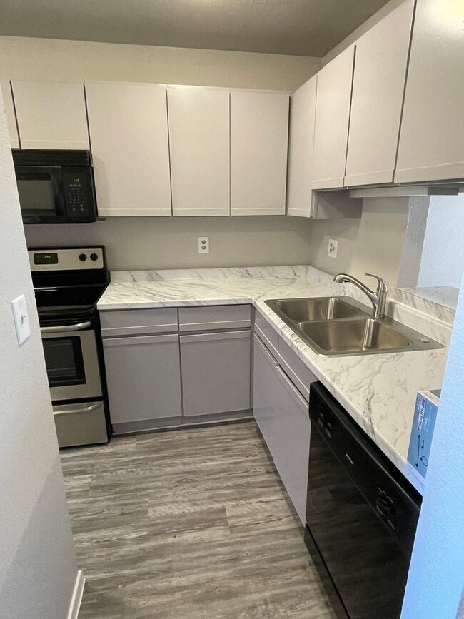 Building Photo - 2 BEDROOM CONDO BY UNT