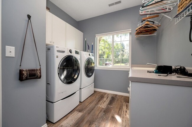 Building Photo - Immaculate Home for rent in gated cul-de-sac!
