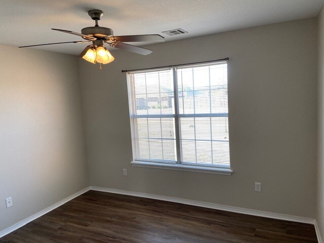 Building Photo - 520 Sun Meadow Dr