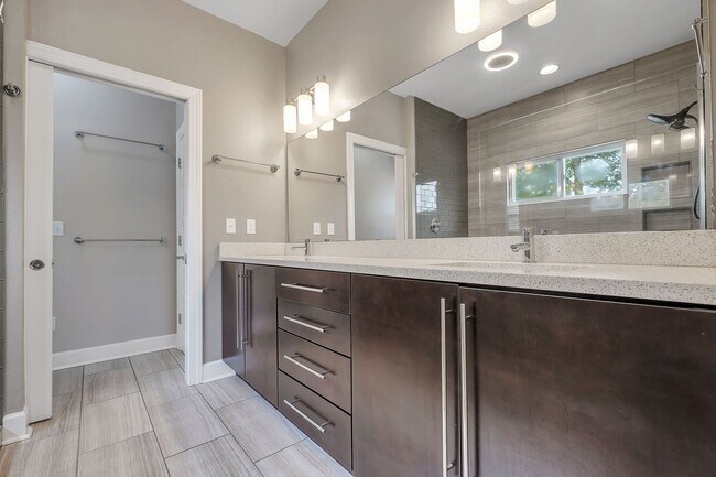 Building Photo - Midtown Tallahassee Townhome