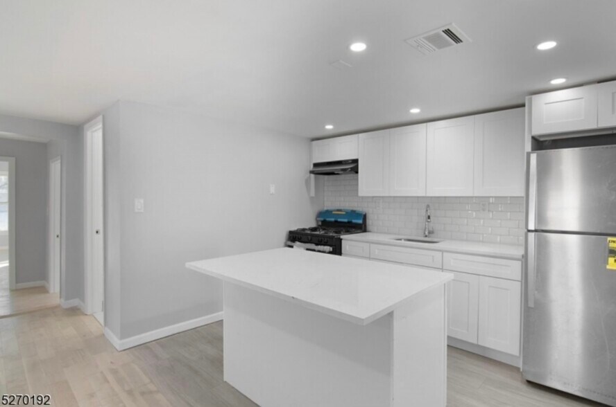 Building Photo - 21 Oak St